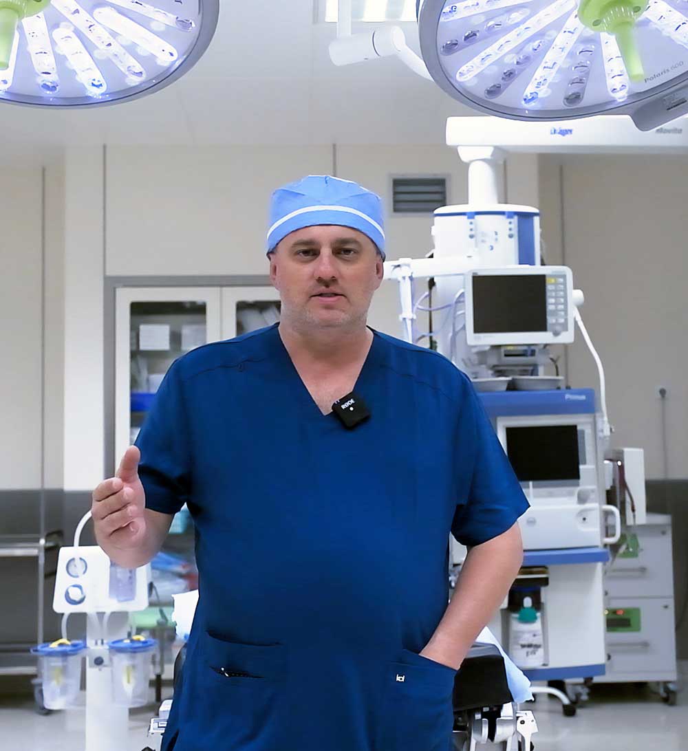 neurochirurg Marek Lickendorf na sali operacyjnej